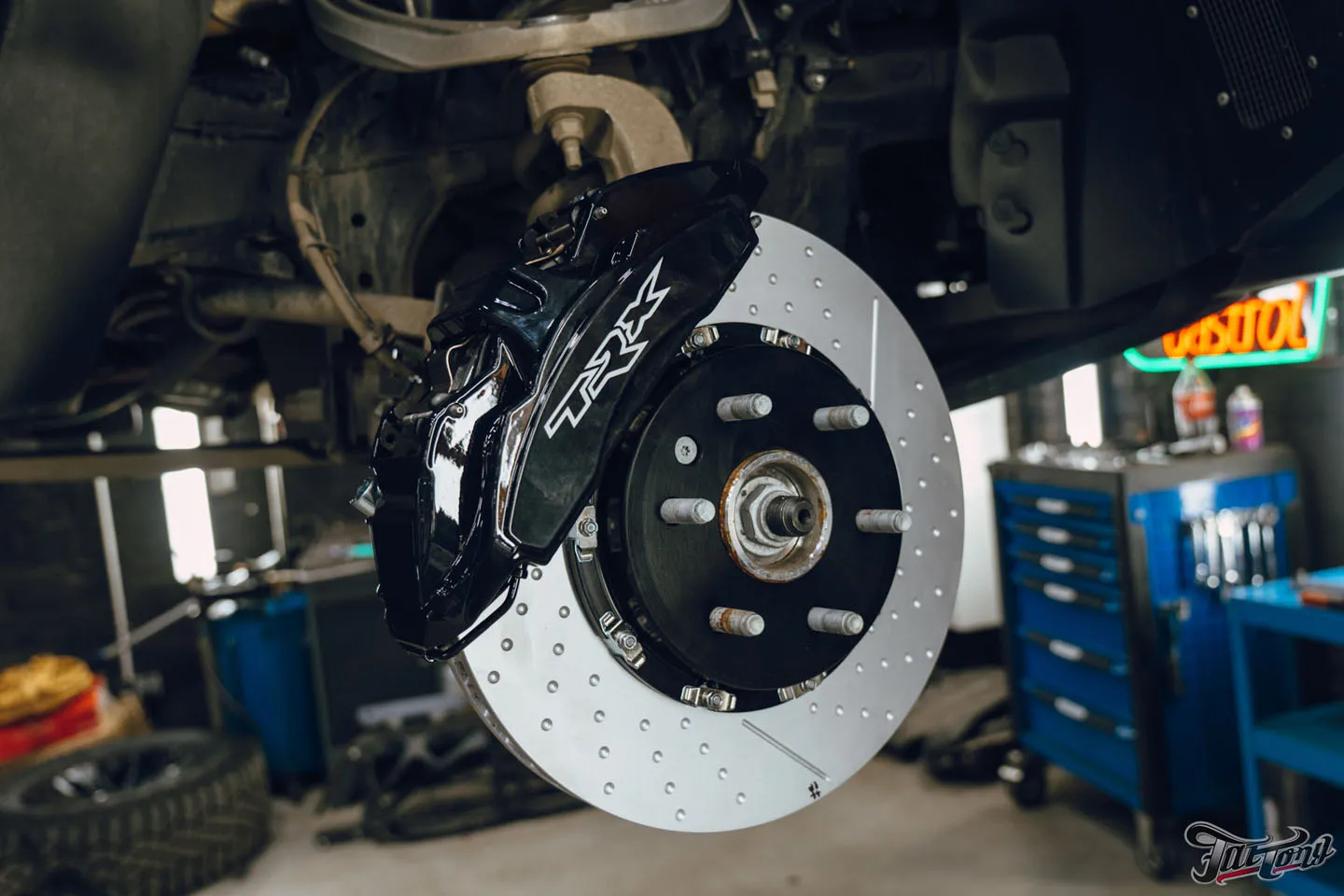 Установили усиленную тормозную систему Brembo, построили новую выхлопную систему и выполнили фирменный шиномонтаж с адаптацией на стендах Hunter для RAM TRX